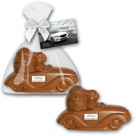 Osterhase im Auto mit Logo