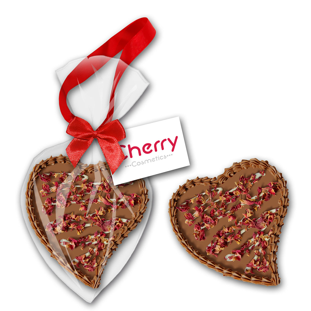 Schokoladenherz mit Rosenblüten