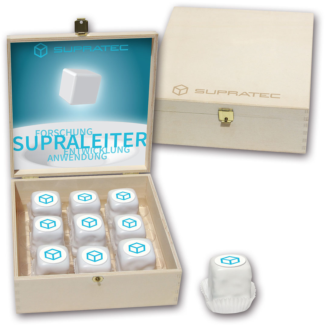 Petit fours mit Logo in 9er Schmuckholzkiste