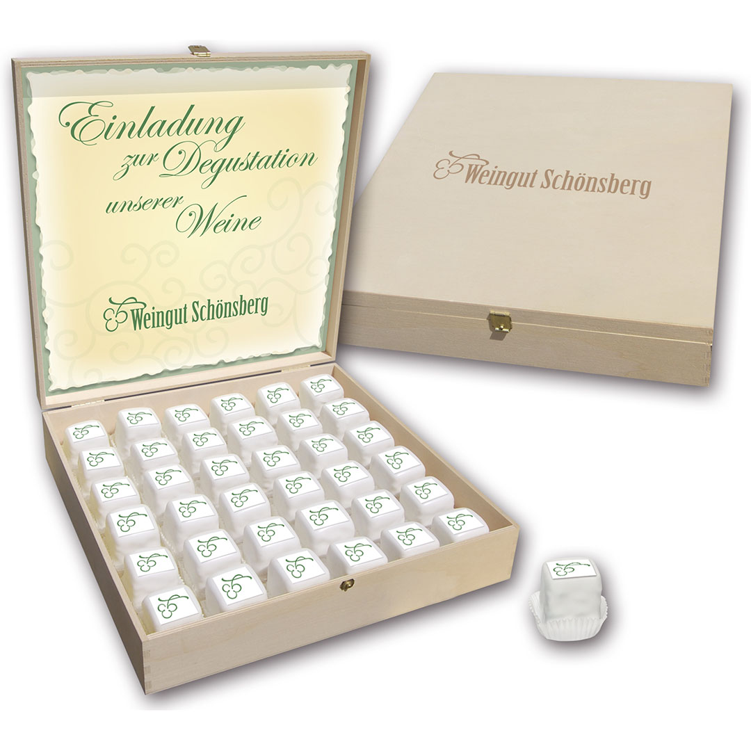 Petit fours mit Logo in 36er Schmuckholzkiste