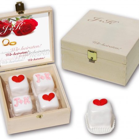 Petit fours mit Schrift in Schmuckholzkiste