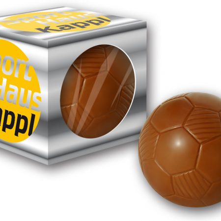 Schokoladenfußball in bedrucktem Karton