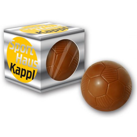 Schokoladenfußball in bedrucktem Karton